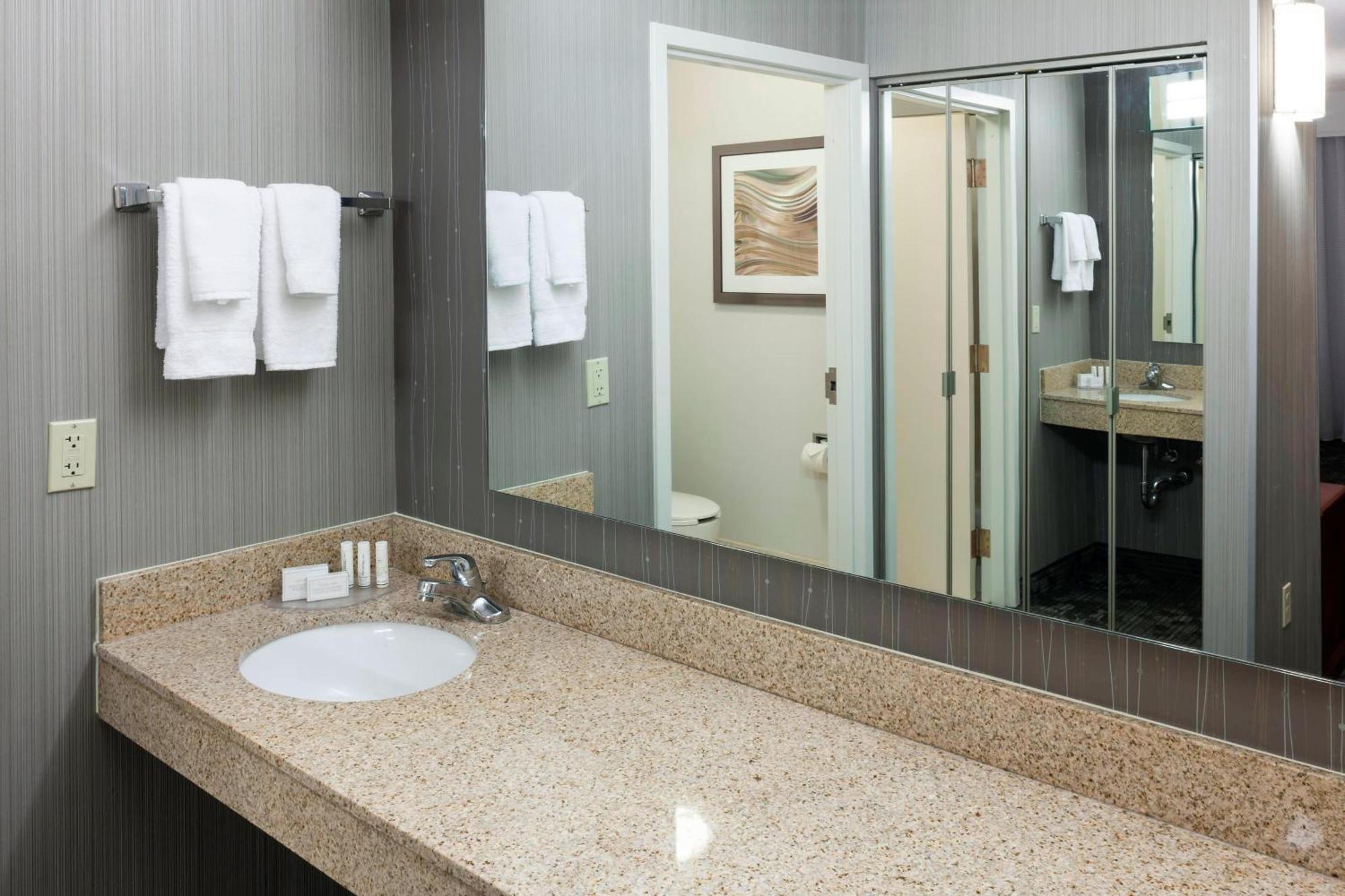 Courtyard By Marriott Wichita East Hotel Bagian luar foto