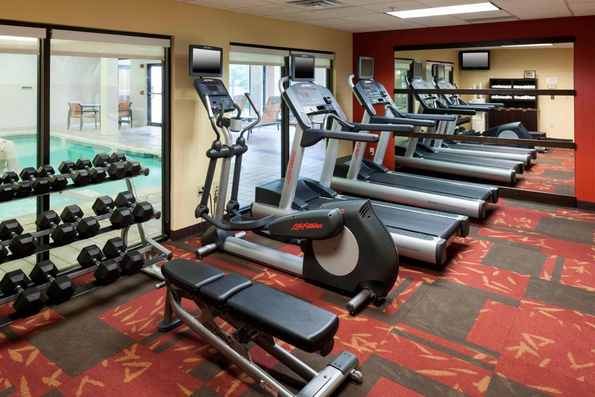 Courtyard By Marriott Wichita East Hotel Bagian luar foto