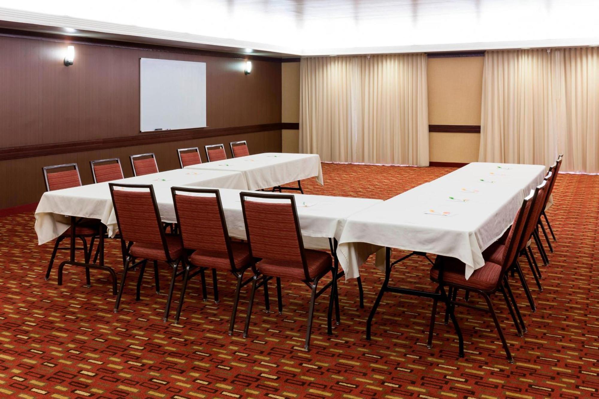 Courtyard By Marriott Wichita East Hotel Bagian luar foto