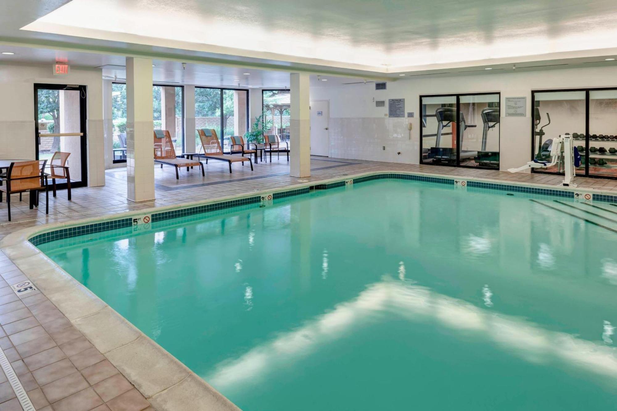 Courtyard By Marriott Wichita East Hotel Bagian luar foto