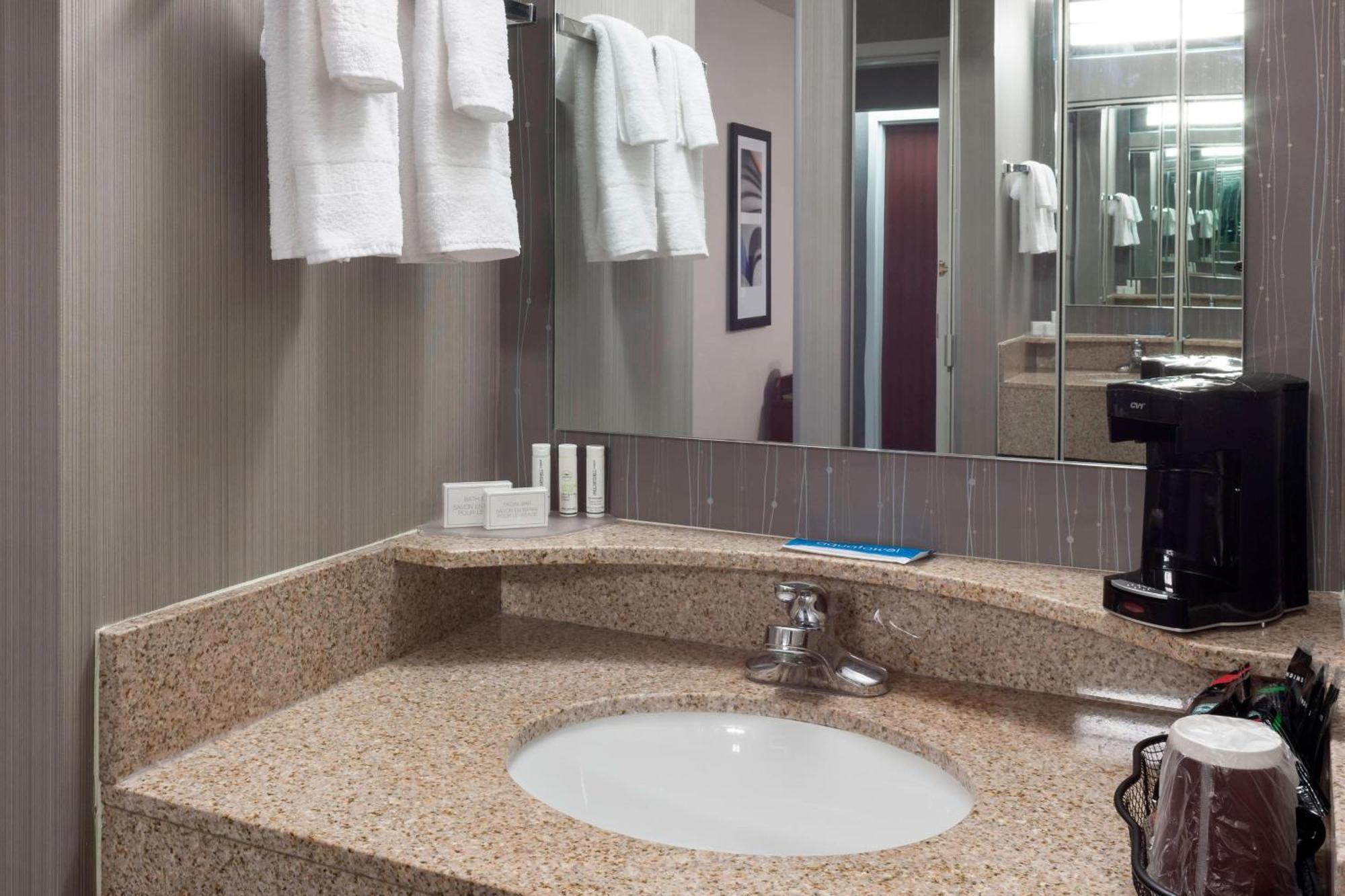 Courtyard By Marriott Wichita East Hotel Bagian luar foto