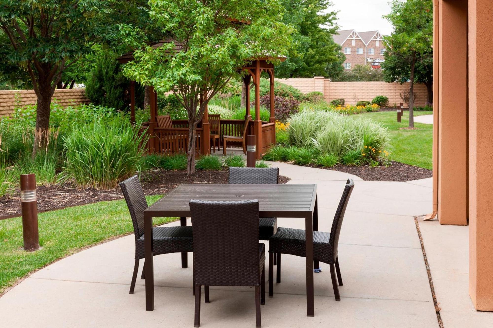 Courtyard By Marriott Wichita East Hotel Bagian luar foto